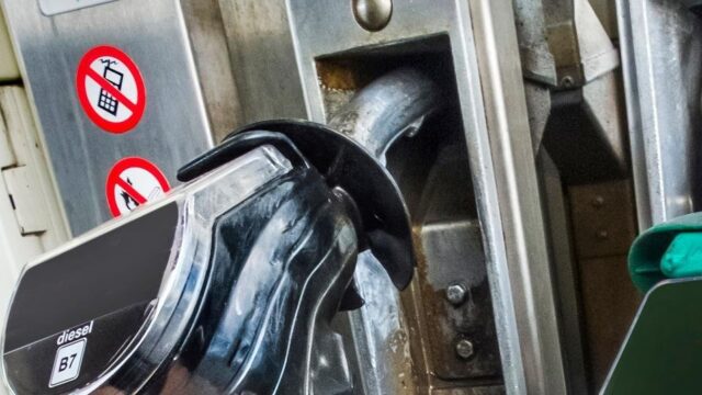 صورة لمحطة وقود بريطانية تُظهر ارتفاع أسعار الديزل وشعار PetrolPrices في إطار قرب تجاوز 2 جنيه للتر