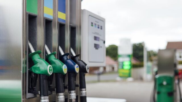 محطة وقود بريطانية تعرض لوحة أسعار مرتفعة تعكس تقلبات سوق الوقود في سبتمبر، وفق بيانات Fuel Finder وPetrolPrices.