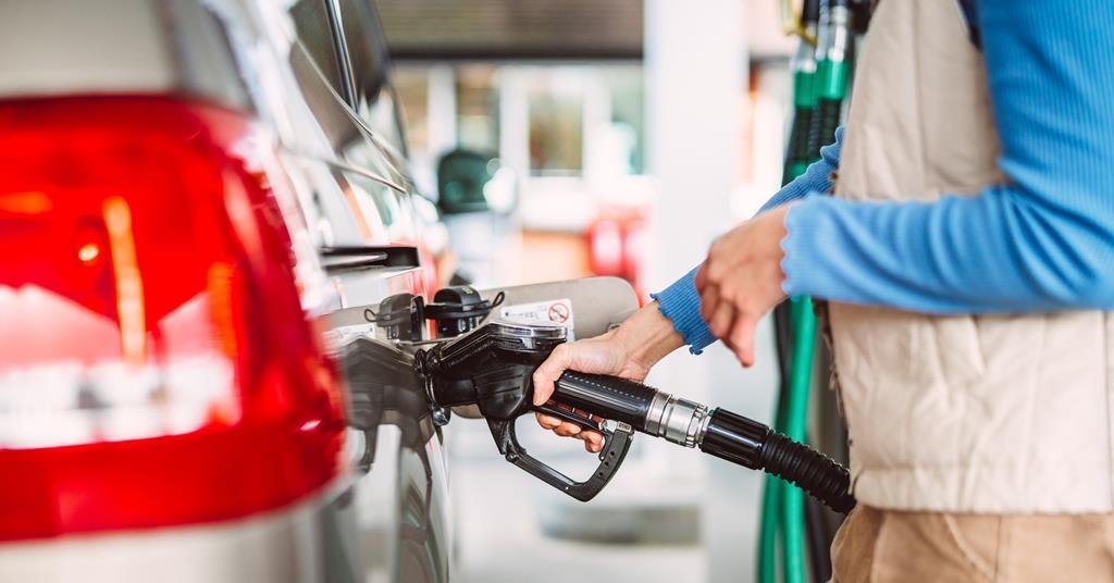 صورة محطة وقود بريطانية مع لوحة أسعار الوقود ومركبة أمام المضخة، ترتبط باستطلاع PetrolPrices لسائقي بريطانيا.