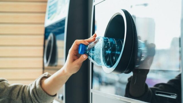 بريطانيا تفتح تسجيل محطات الوقود والمتاجر بنظام استرجاع العبوات