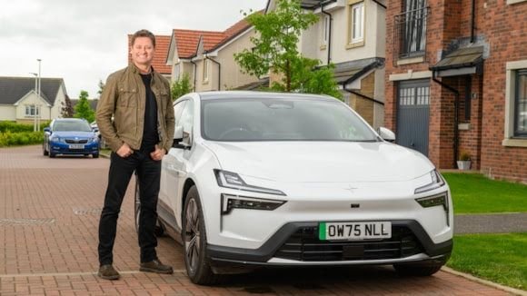 صورة توضيحيـة لشحن منزلي للسيارة الكهربائية مع شعار ScottishPower وتقرير عن نمو عملاء EV Optimise