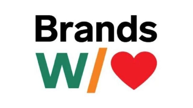 صورة لشعار 7-Eleven بجانب إعلان عن برنامج Brands Heart في محطة وقود وتجزئة