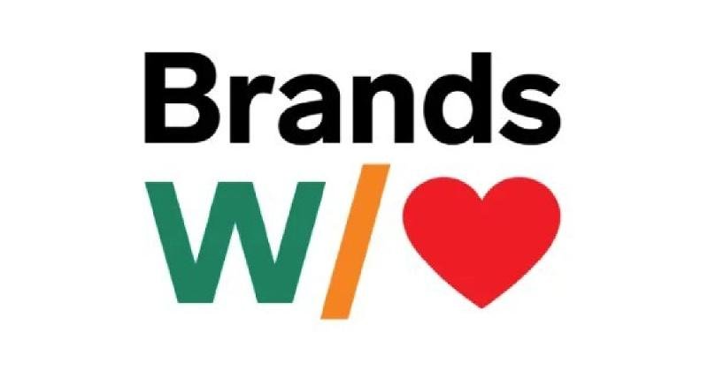صورة لشعار 7-Eleven بجانب إعلان عن برنامج Brands Heart في محطة وقود وتجزئة