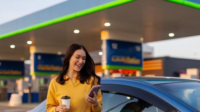 صورة غلاف توضح تقريراً عن تفضيلات علامات محطات الوقود في بريطانيا، وتظهر شعارات Shell وBP إلى جانب شعارات سلاسل السوبرماركت Tesco وSainsbury's وAsda وMorrisons.
