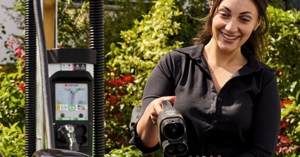 صورة توضح محطة شحن BE EV بجوار شعار تيسكو وكلوب كارد في بريطانيا.