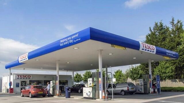 مشهد لمضخات وقود حديثة في محطة تيسكو مزودة بتقنيات فونتير الذكية وتكاملها مع Invenco وGVR