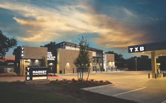صورة لواجهة متجر TXB في تكساس مع شعار Texas Born أثناء عرض خطط التوسع وتجاوز 100 متجر.