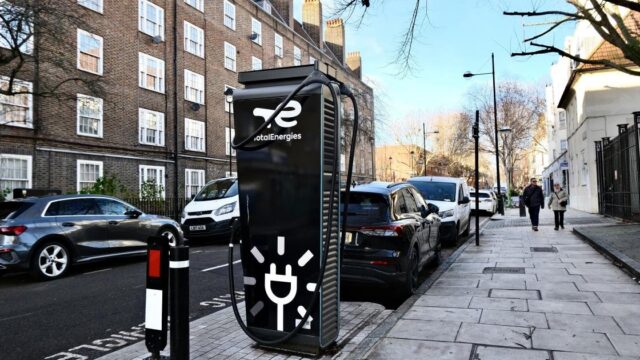 توتال إنرجيز تبدأ نشر شبكة شواحن كهربائية فائقة السرعة في لندن