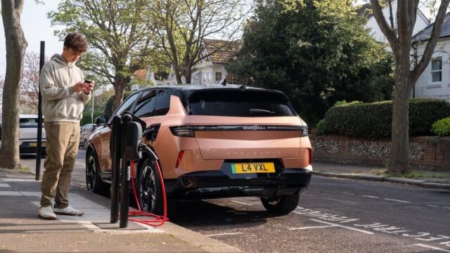 سيارة فوكسهول كهربائية تقف بجانب محطة شحن عامة ضمن حملة Electric Streets of Britain في لندن