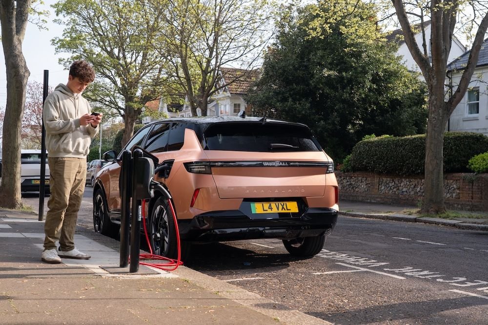 سيارة فوكسهول كهربائية تقف بجانب محطة شحن عامة ضمن حملة Electric Streets of Britain في لندن