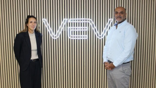 صورة تُظهر مركبات نقل كهربائية وشواحن في بيئة أعمال، مع شعارات VEV وجول كابيتال وتيسي الفنلندية ترمز إلى تمويل وتوسيع الشحن الأوروبي。