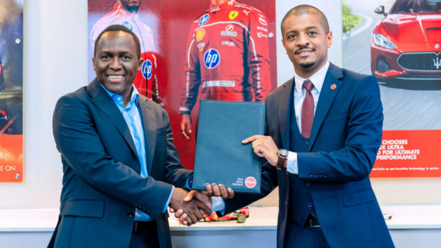 واجهة محطة وقود شل في كينيا تحمل شعاري فيفو إنرجي وأبسا كجزء من برنامج تمويل عقود الإيجار.