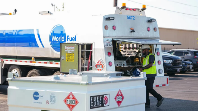 صورة تجمع شعاري World Fuel Services وCF Altitude وتوضح استحواذاً في قطاع تجارة الوقود بالجملة وتوزيعه على محطات وتجار التجزئة.