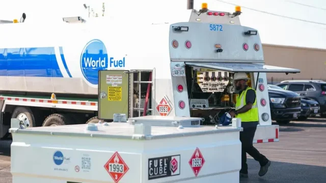 محطة وقود تحمل شعار World Fuel Services في الولايات المتحدة وتلمح إلى صفقة استحواذ على عقود في إلينوي وميزوري