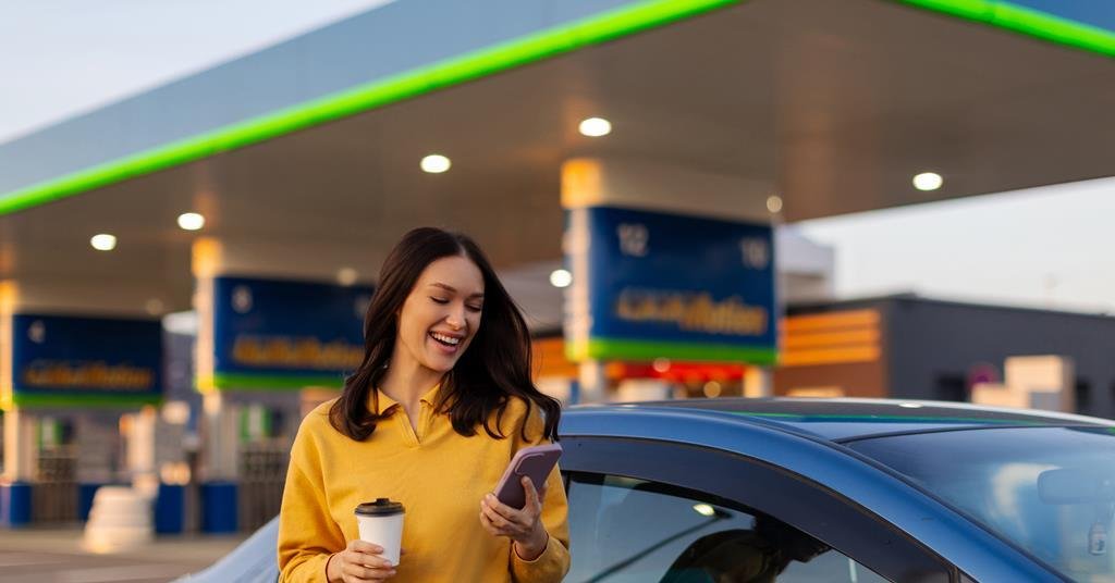 صورة تُظهر نتائج استطلاع يوجوف BrandIndex حول محطات الوقود البريطانية وتقييم الجودة، مع شعارات BP وShell وأسماء سلاسل السوبرماركت