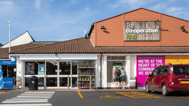 محطات شحن فائقة السرعة مركبة أمام متجر تجزئة ضمن شراكة زيست مع Heart of England Co-op