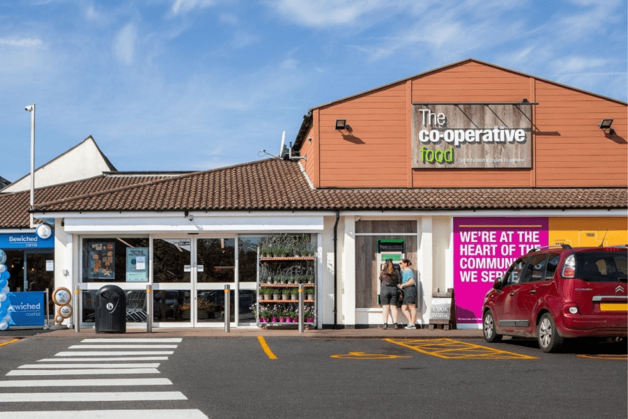 محطات شحن فائقة السرعة مركبة أمام متجر تجزئة ضمن شراكة زيست مع Heart of England Co-op